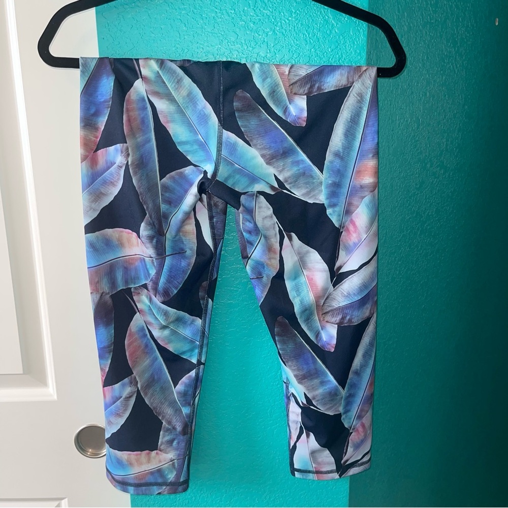Floral Patterned Workout Capris - Picture 4 of 5